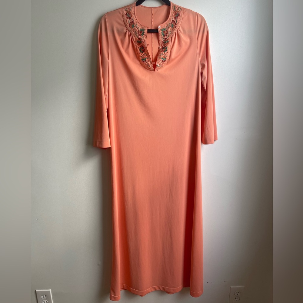 Vintage Peach Long Sleeve Maxi 19Nylon Dressing Night Gown w Embroidery Medium